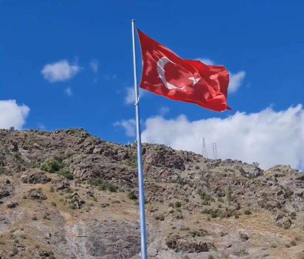 İspir'imize Şanlı Al Bayrağımızı Gururla Diktik