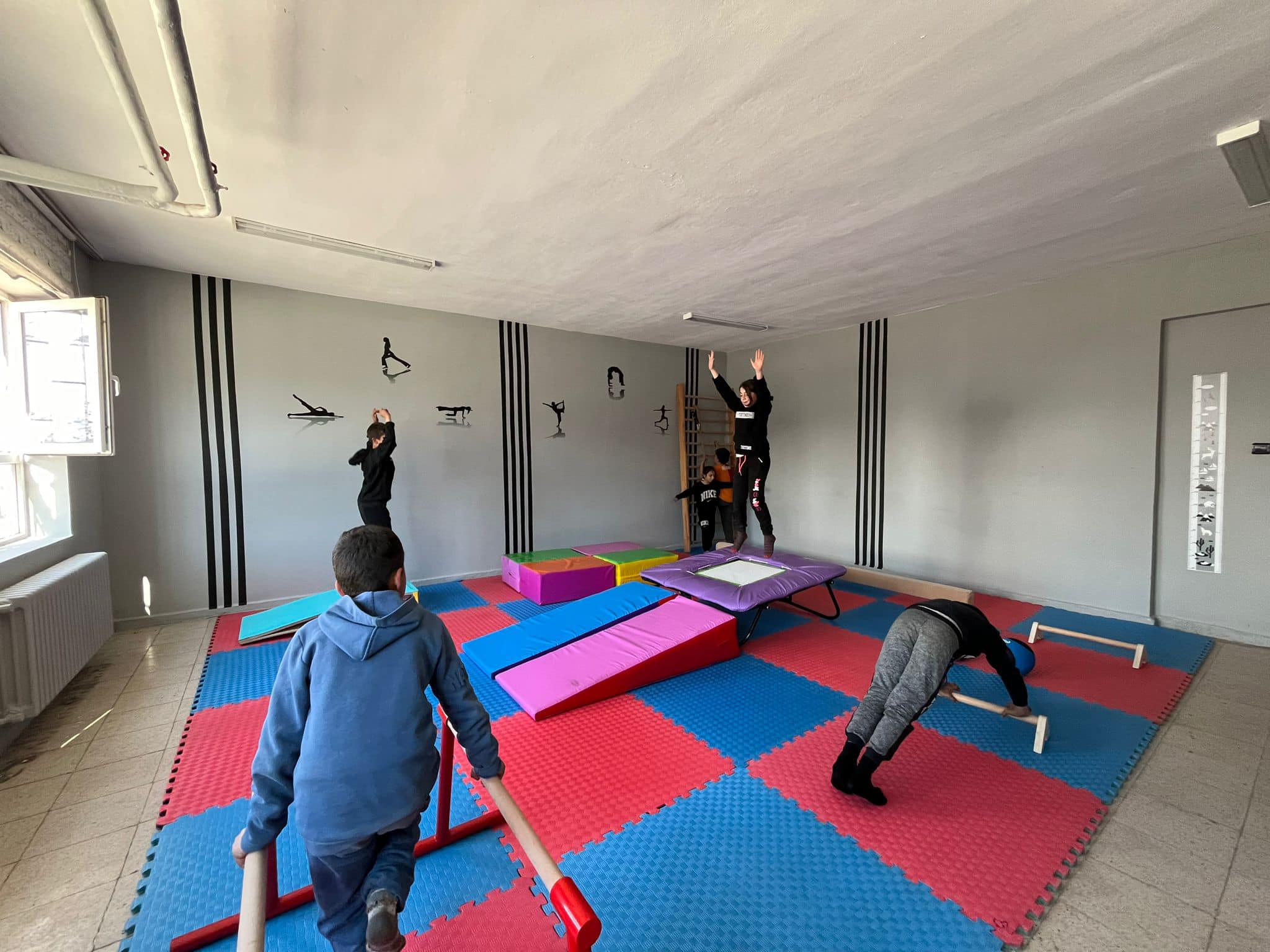 Konakyeri Ortaokulumuzun spor odasını spor malzemeleri ile donattık.