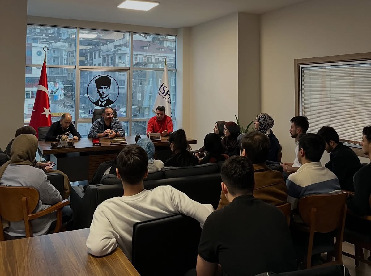 Genel Başkanımız Sayın Dr. Ertuğrul Çetinkaya, Eğitim Bursu Komisyonu Başkanımız Asım Aydın ve Sosyal Medya Komisyonu Başkanımız Soydan Karagöz, İSPADER UNİ ekibiyle bir araya gelerek verimli bir ara dönem değerlendirme toplantısı gerçekleştirdi. 