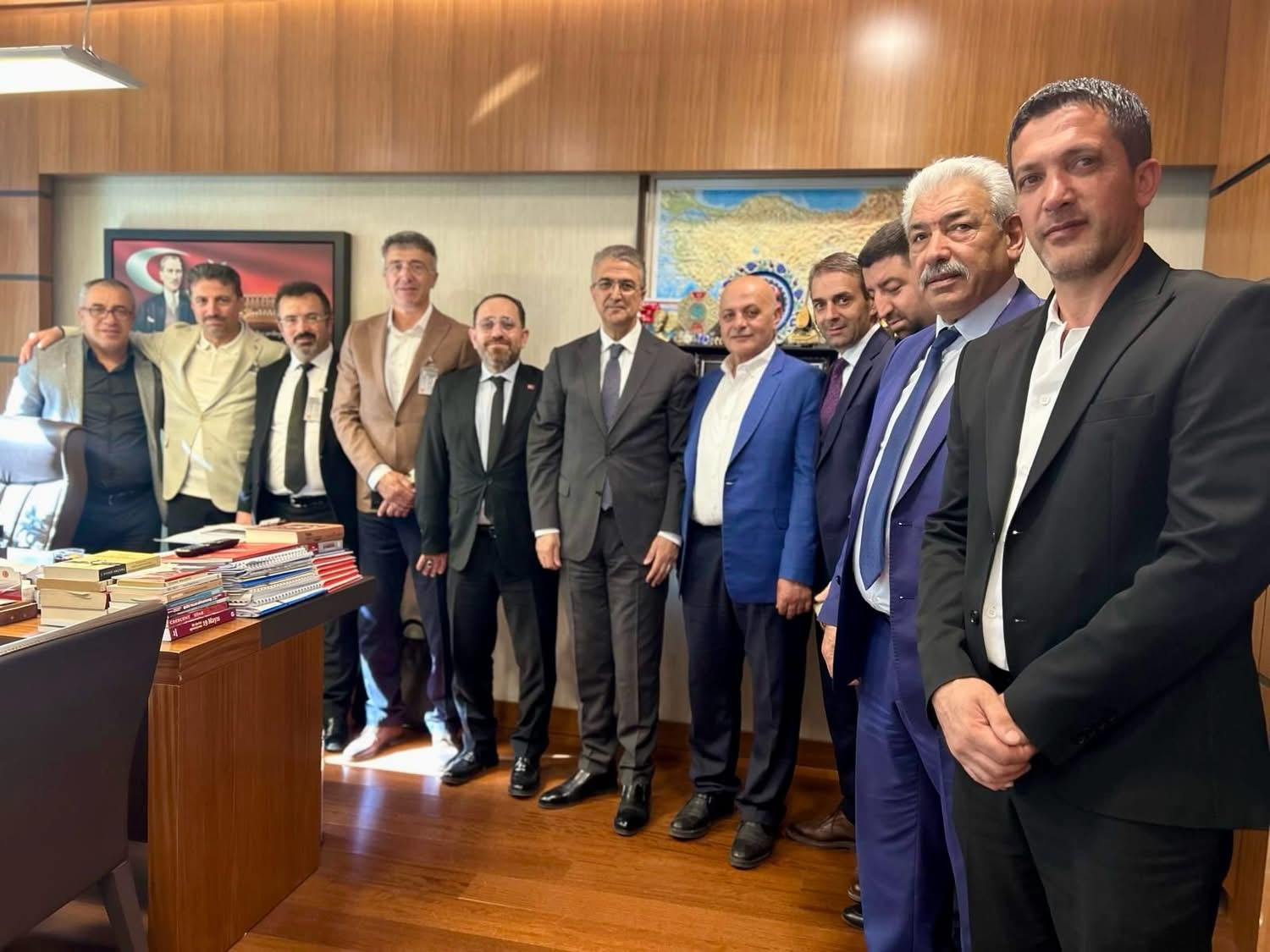 Kıymetli Hemşehrimiz Erzurum Milletvekili Sayın Prof. Dr. Kamil AYDIN’ı Gazi Meclisimizdeki makamında ziyaret ettik. 
