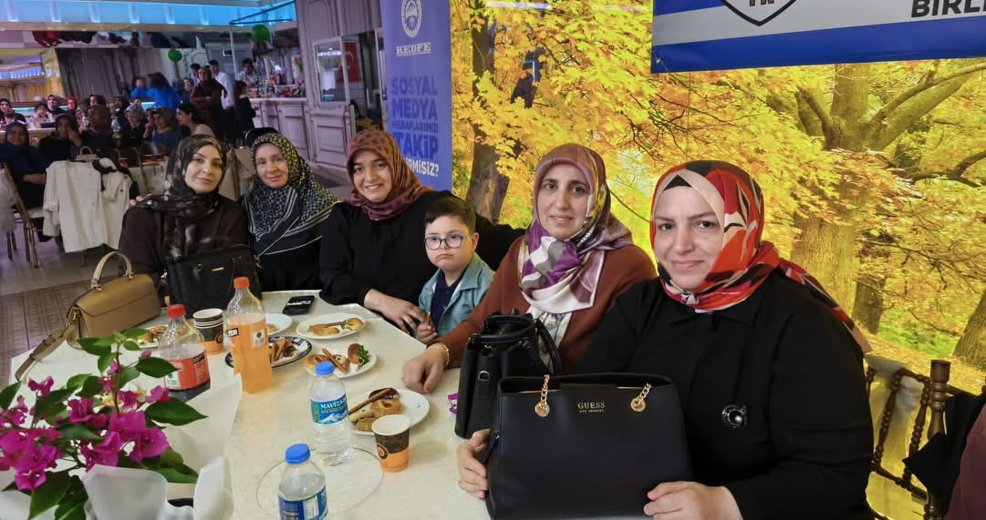 KEDFE tarafından Anneler Günü dolayısıyla düzenlenen özel programa, İSPADER Kadın Kolları Başkanı ve  üyeleri de katıldı. 